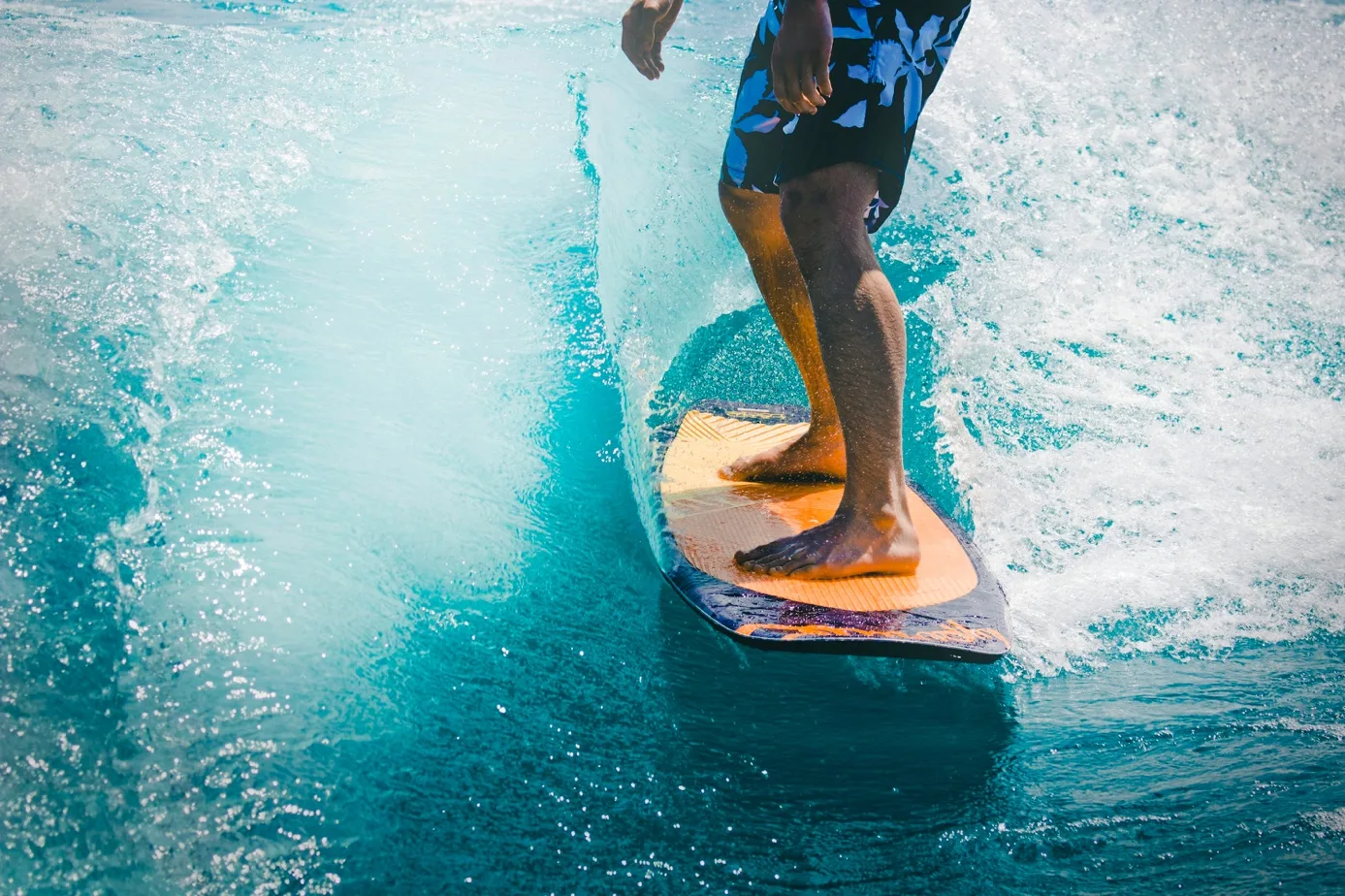 Cet été, découvrez les surfs et foils électriques